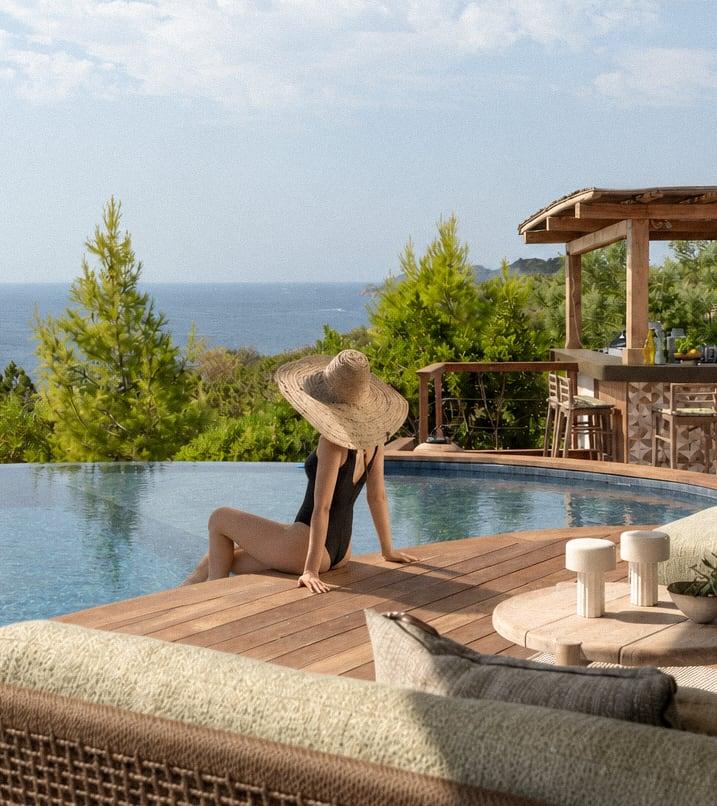 Au bord de la piscine, face à la mer