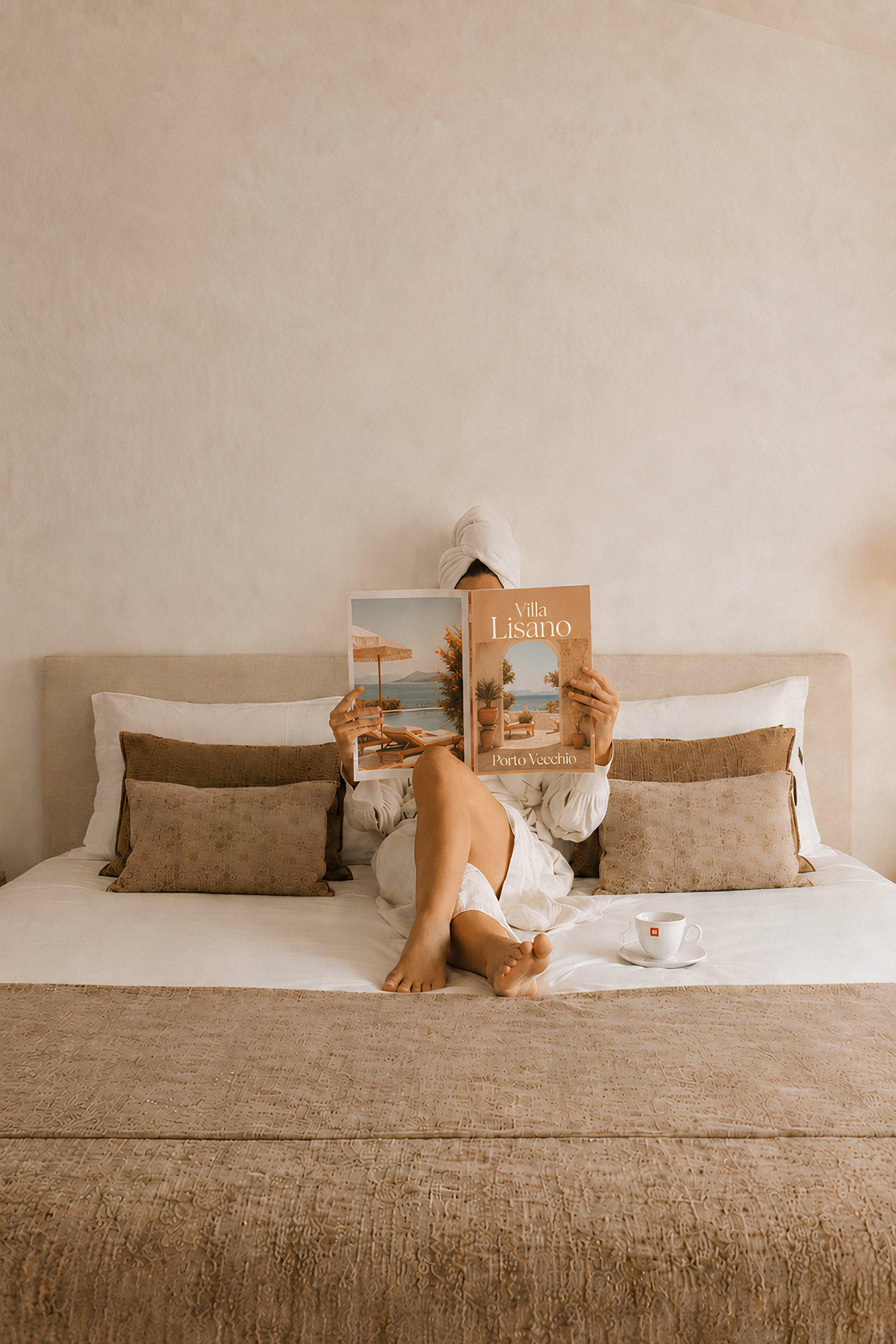 Moment de lecture dans une chambre de la villa