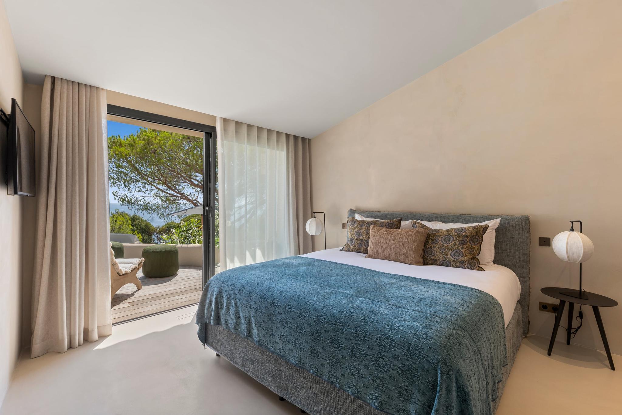 Chambre ouverte sur la terrasse et le maquis