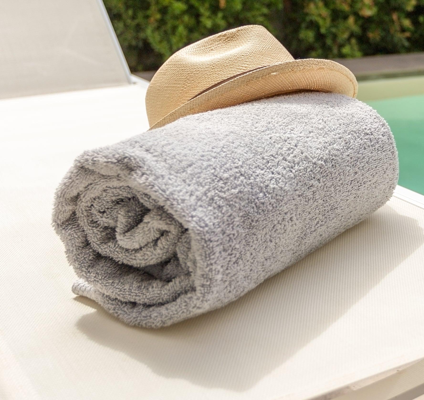 Serviette et chapeau sur un transat au bord de la piscine