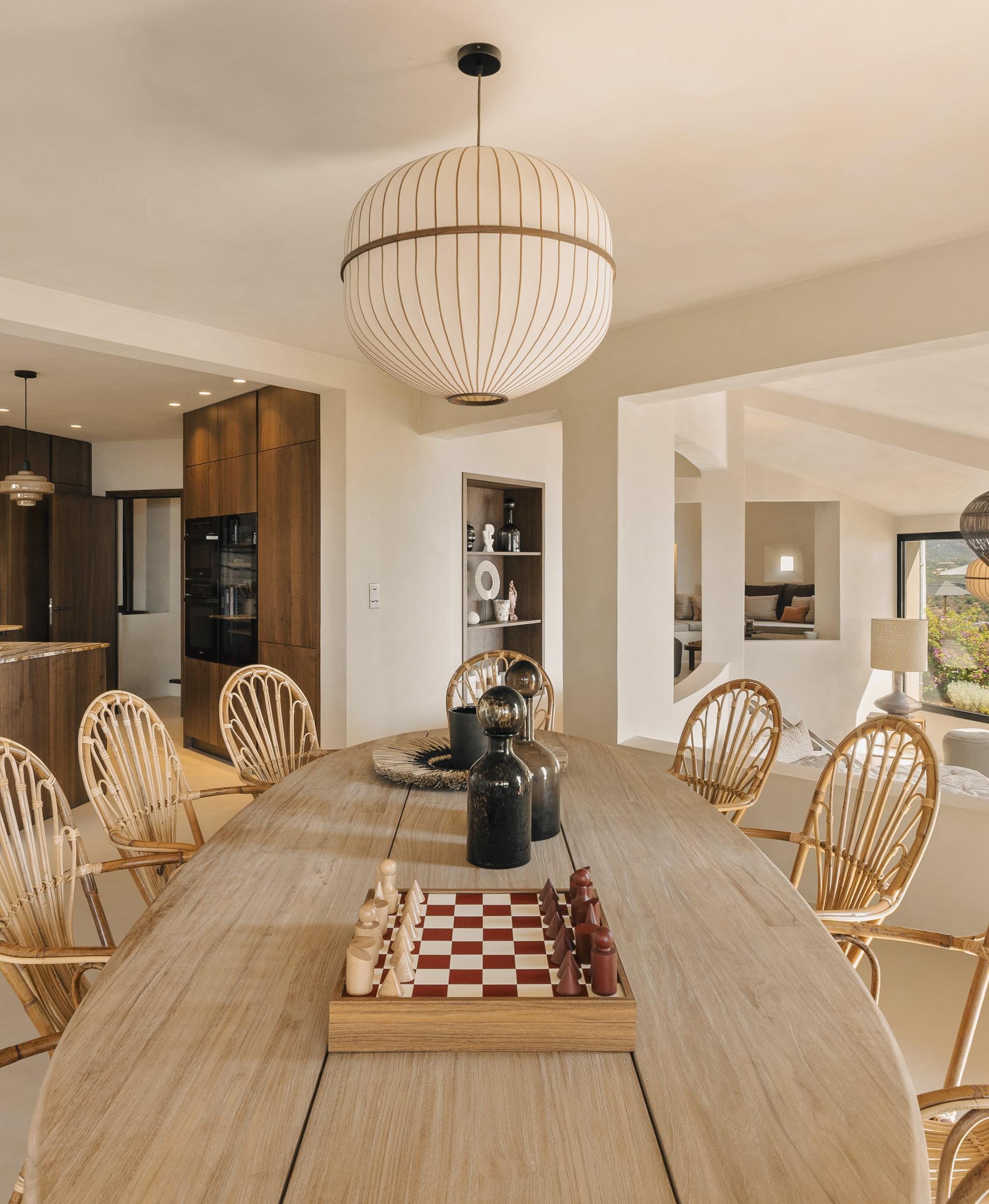 Salle à manger lumineuse de la villa