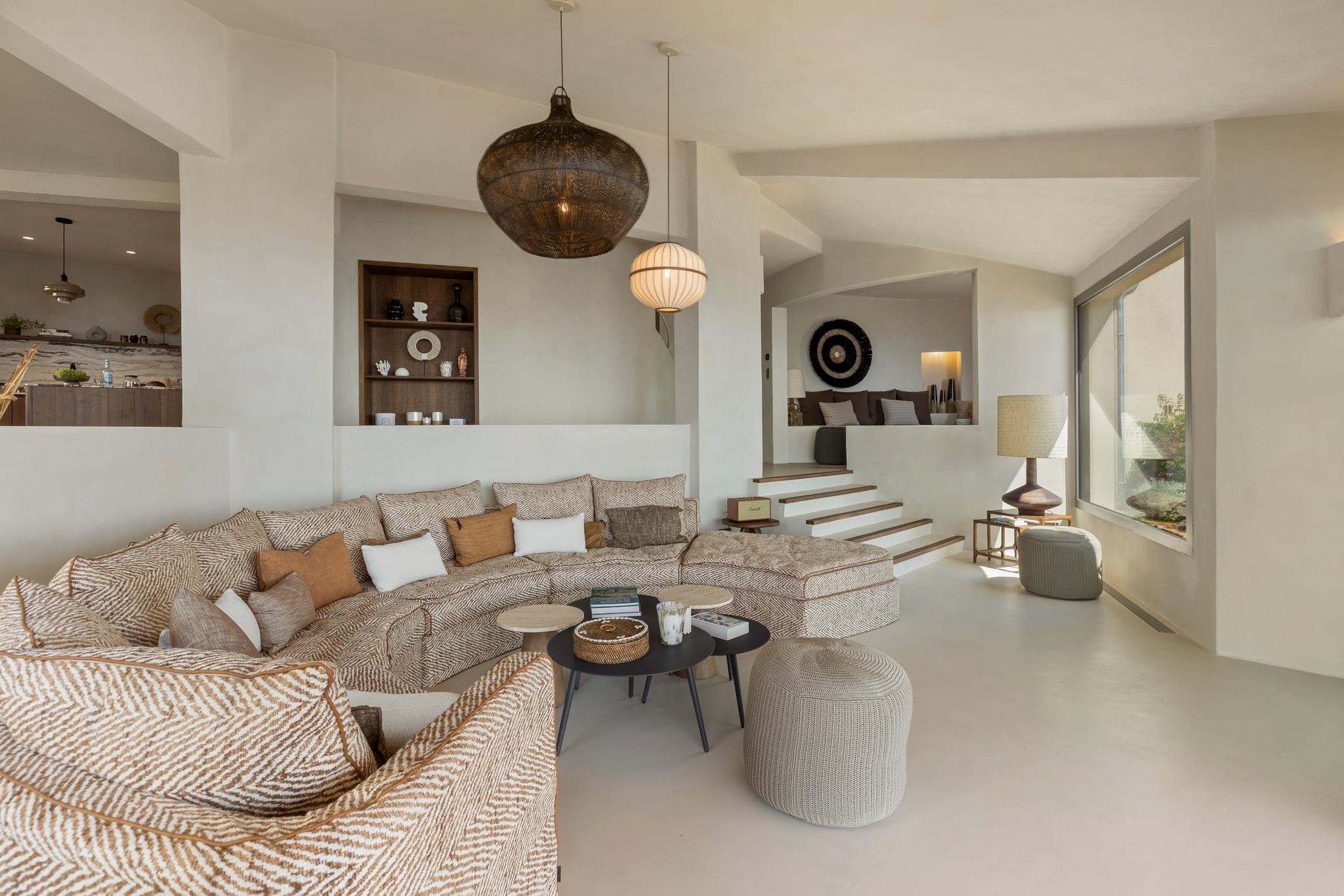 Salon aux volumes arrondis de la villa