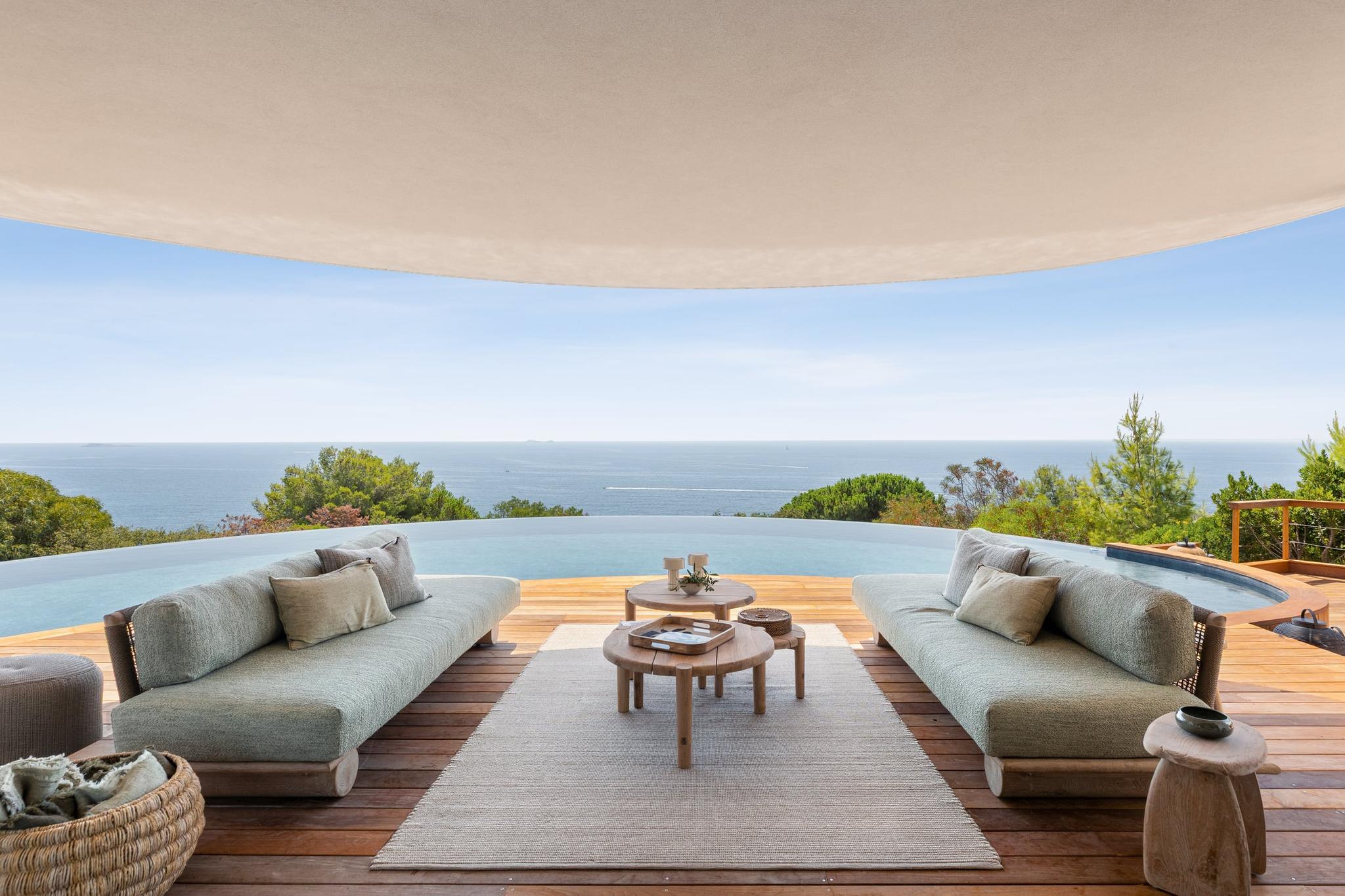 Salon extérieur sur la terrasse face à la mer